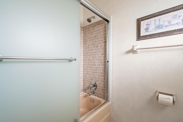 bathroom with combined bath / shower with glass door