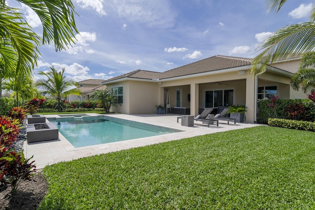 view of swimming pool featuring ceiling fan, an in ground hot tub, a yard, and a patio