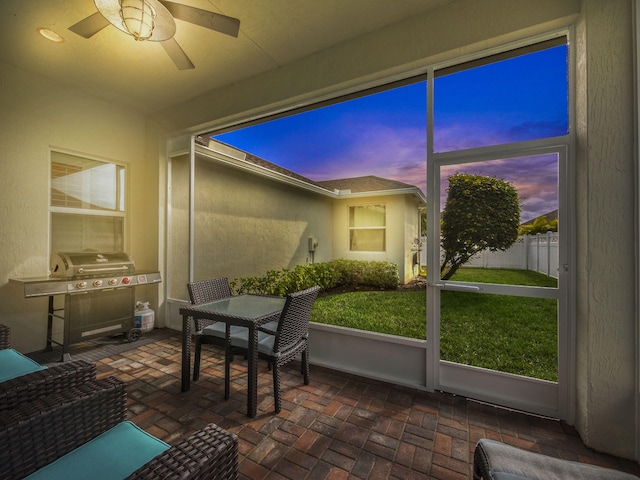 sunroom with ceiling fan