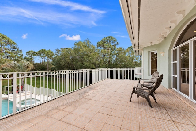 balcony featuring an in ground hot tub