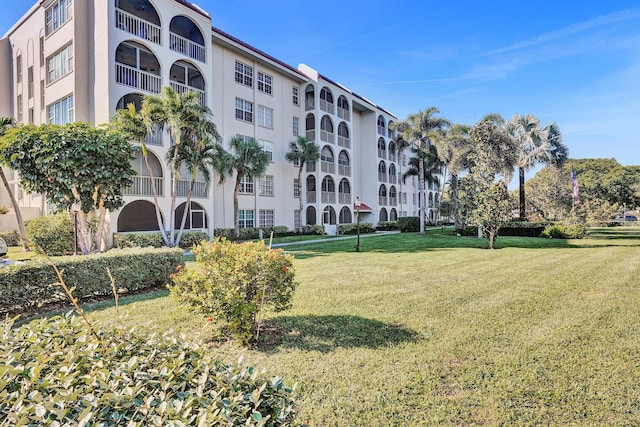 250 NE 20th St Unit 3070, Boca Raton, FL 33431 - kitchen with backsplash, wood finished floors, a sink, white cabinets, and stainless steel appliances