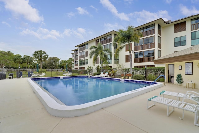 view of swimming pool