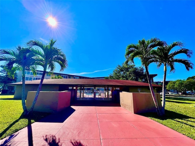 view of front facade with a front yard