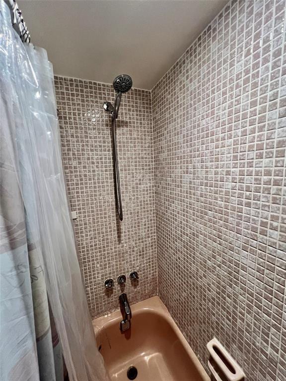 bathroom featuring shower / tub combo with curtain