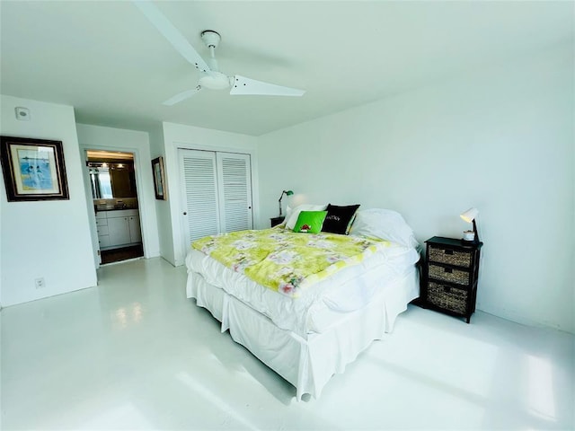 bedroom featuring connected bathroom, ceiling fan, and a closet