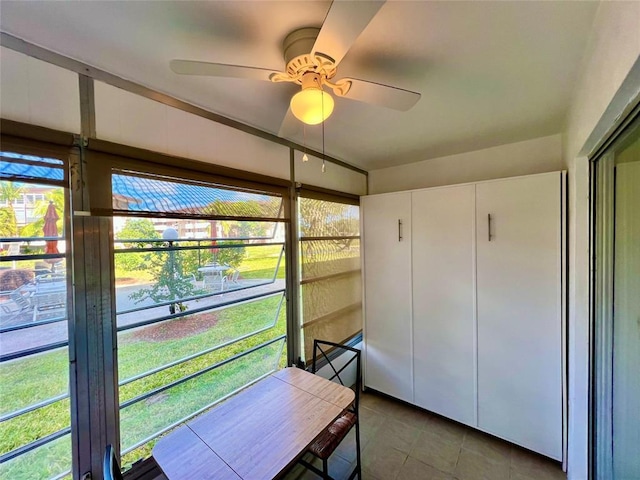 sunroom with ceiling fan