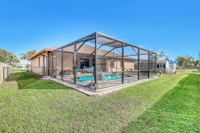 view of swimming pool with a patio, a lanai, ceiling fan, and a yard