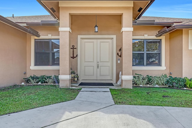 property entrance featuring a yard