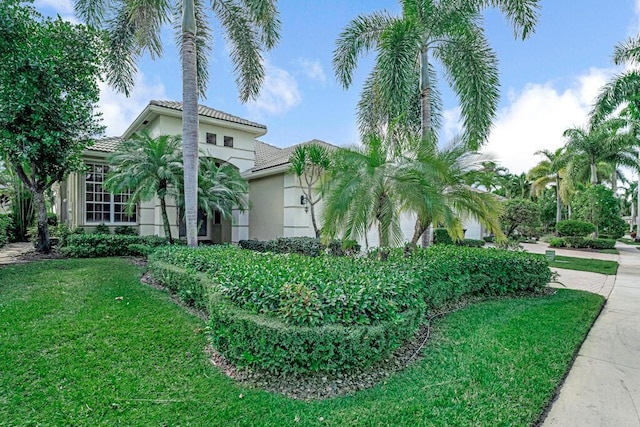 view of front of property featuring a front yard