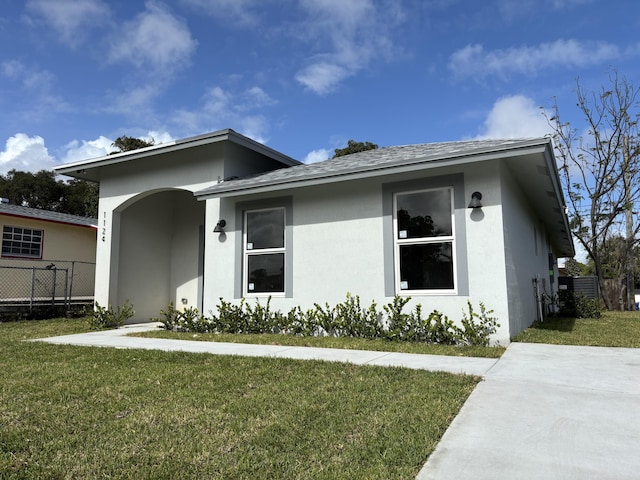 view of front of property featuring a front yard