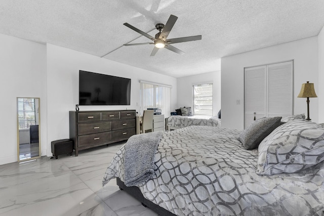 bedroom featuring ceiling fan and a textured ceiling