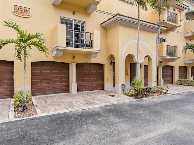 view of front of property featuring a garage