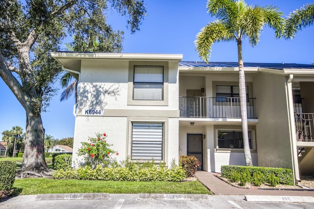 6944 Briarlake Cir Unit 101, Palm Beach Gardens, FL 33418 - multi unit property with a balcony and stucco siding