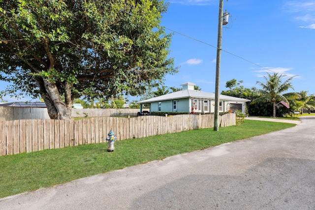 view of front of property with a front lawn