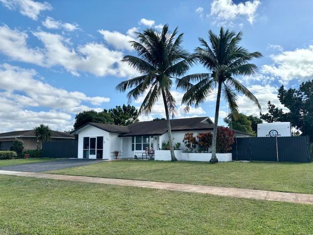 ranch-style home with a front yard