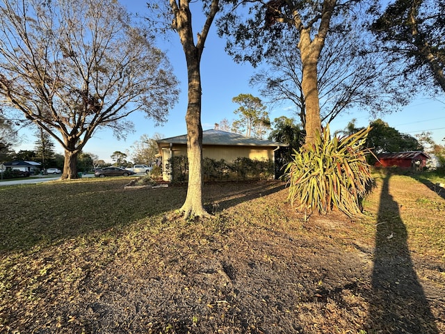 view of side of property featuring a yard