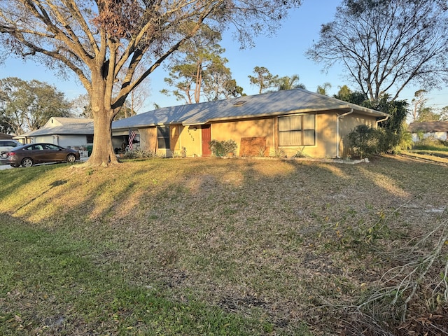 ranch-style home featuring a front lawn