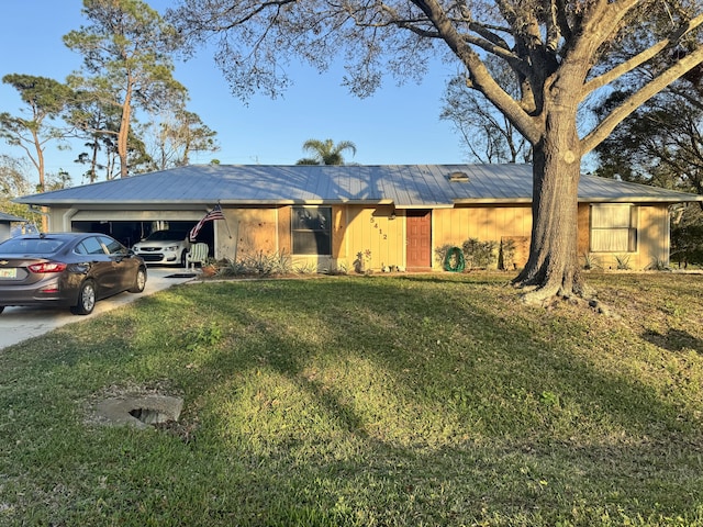 ranch-style home featuring a front lawn and a carport