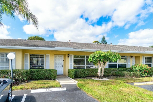 single story home featuring a front yard