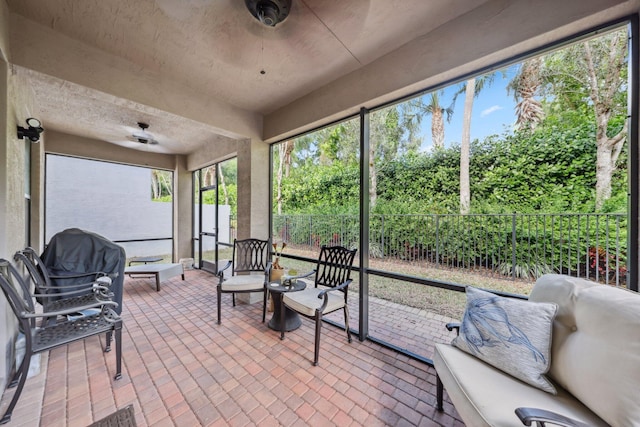 sunroom with ceiling fan