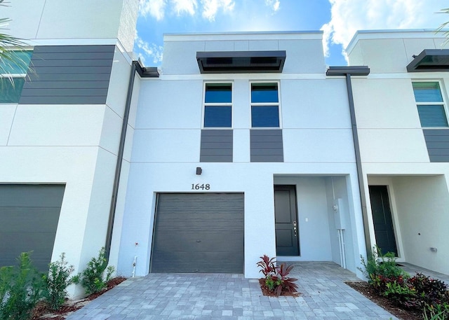 view of front facade featuring a garage