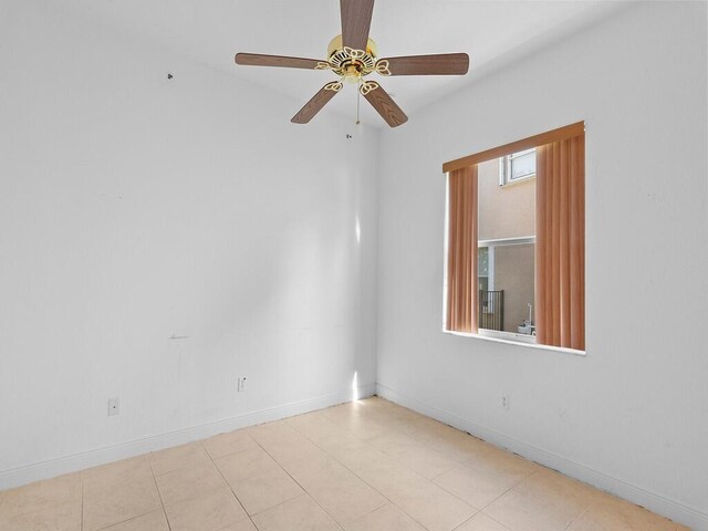 unfurnished room featuring ceiling fan