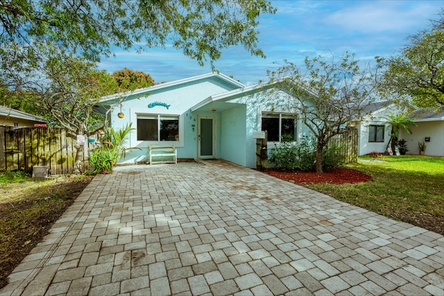 view of front of house featuring a front lawn