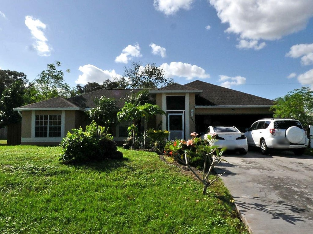 view of front of property featuring a garage and a front yard