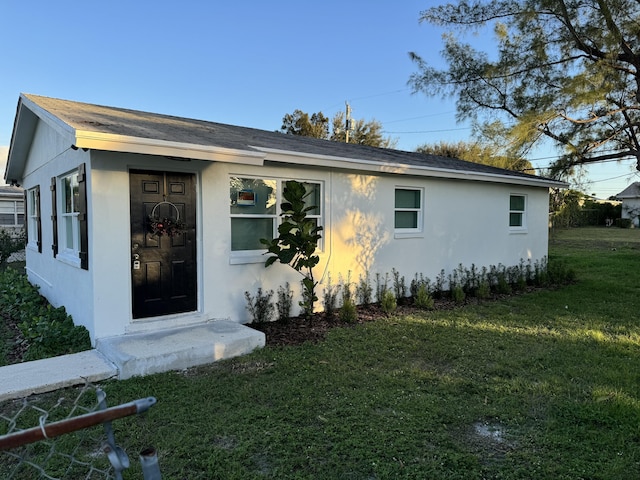 single story home with a front lawn