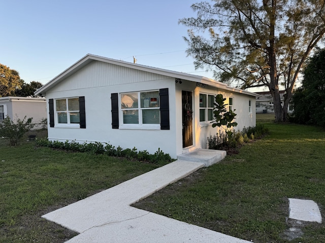 view of front of property with a front yard