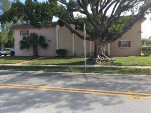 view of front facade featuring a front yard