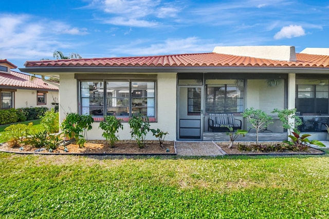 view of front facade featuring a front lawn