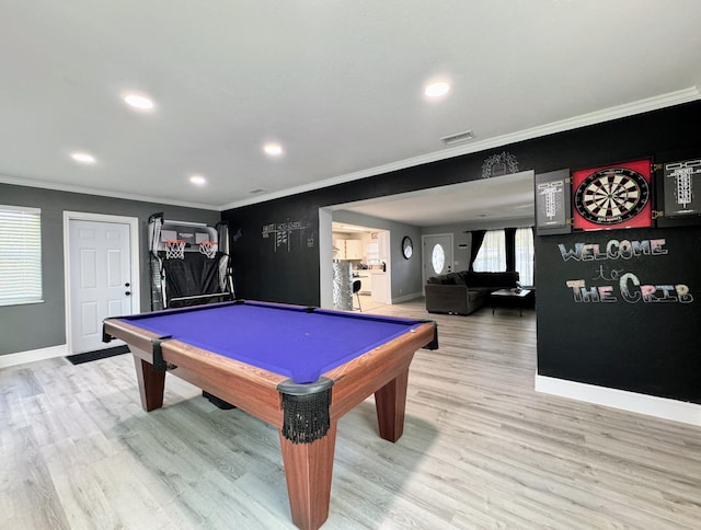 playroom featuring crown molding, light wood-type flooring, and billiards