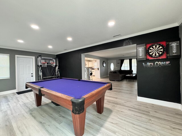 game room with crown molding, pool table, and light hardwood / wood-style flooring