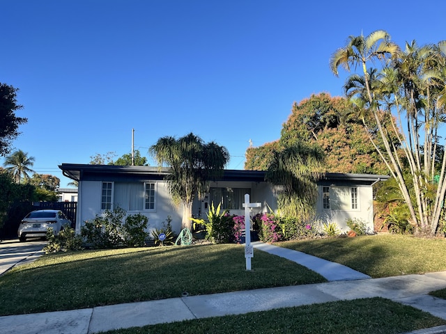 single story home with a front lawn