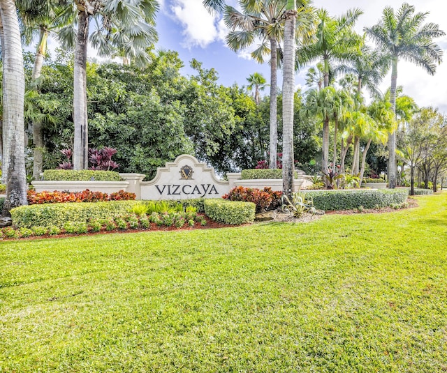 community sign featuring a yard