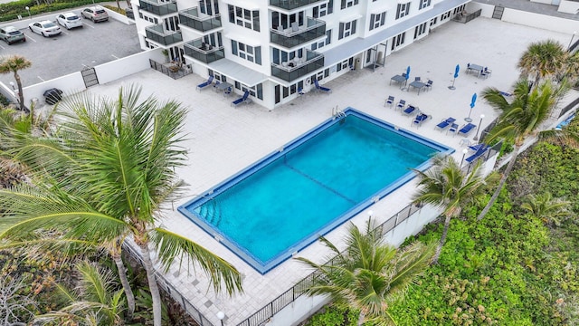 view of swimming pool