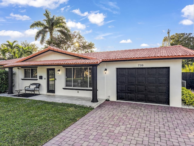 view of front facade with a garage and a front yard