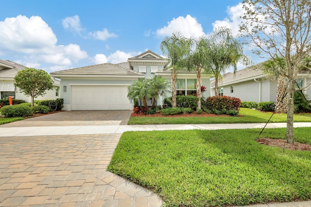 view of front facade featuring a garage and a front yard