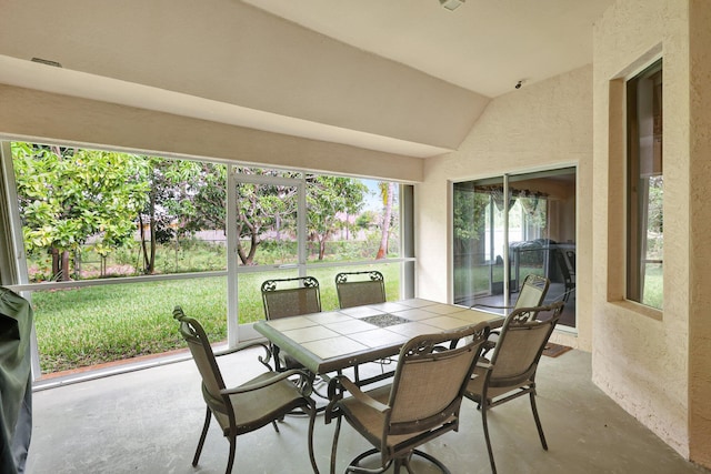 sunroom with lofted ceiling