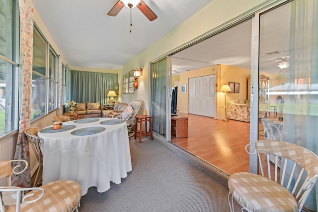 sunroom with ceiling fan