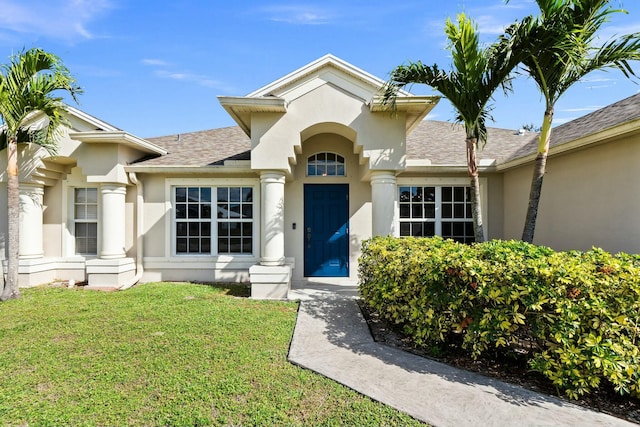 view of front of home featuring a front lawn