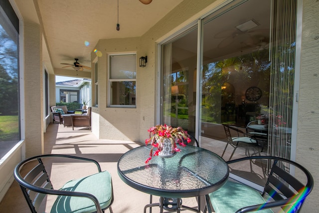 sunroom with ceiling fan