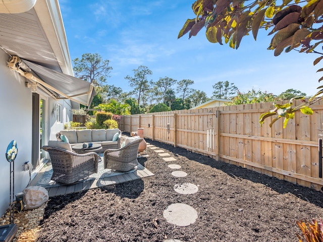 view of yard with outdoor lounge area