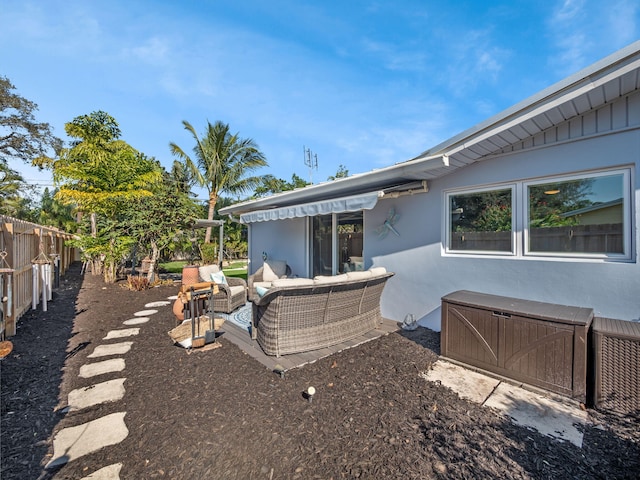 view of yard with outdoor lounge area