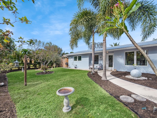 view of front of property featuring a front yard