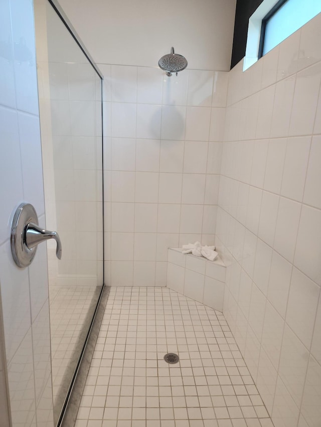 bathroom featuring tiled shower