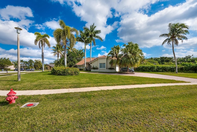 view of property's community featuring a lawn