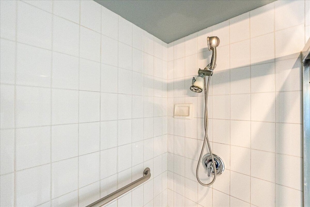 room details featuring tiled shower