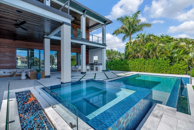 view of pool featuring an in ground hot tub, outdoor lounge area, ceiling fan, and a patio area